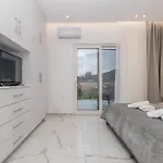 Orizzonte - First Floor With Shared Pool & Amazing View * קרי