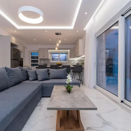 Orizzonte - First Floor With Shared Pool & Amazing View * Keri