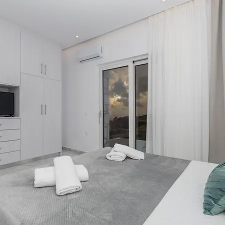 Orizzonte - First Floor With Shared Pool & Amazing View アパート