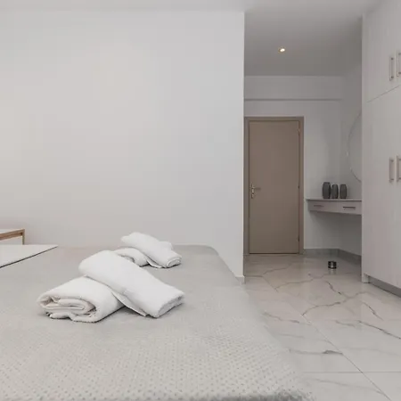 Orizzonte - First Floor With Shared Pool & Amazing View アパート Keri