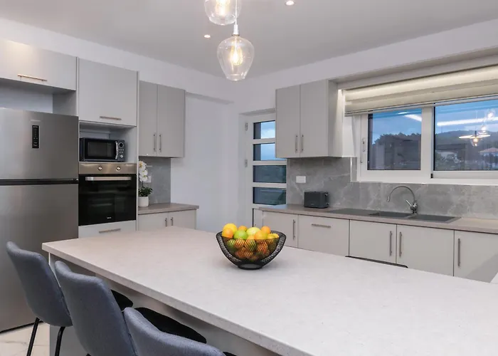 Orizzonte - First Floor With Shared Pool & Amazing View Keri