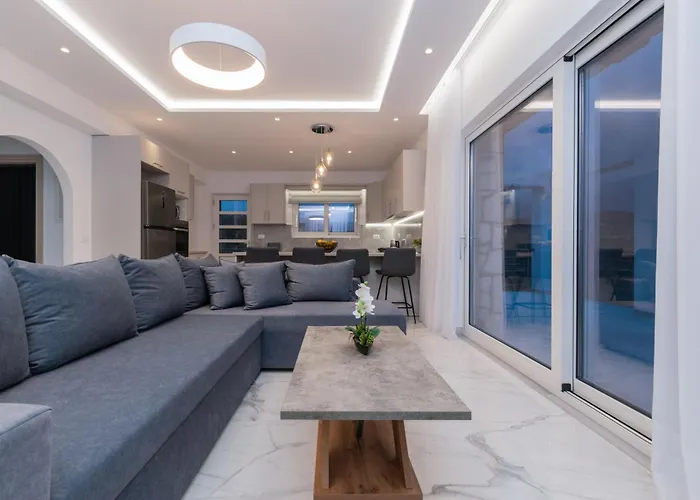 Orizzonte - First Floor With Shared Pool & Amazing View * Keri