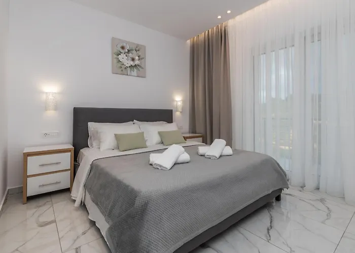 Orizzonte - First Floor With Shared Pool & Amazing View Keri