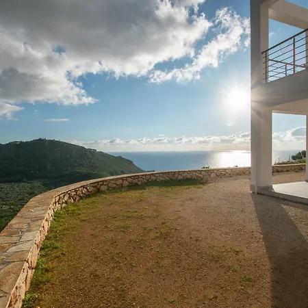 Orizzonte - First Floor With Shared Pool & Amazing View شقة