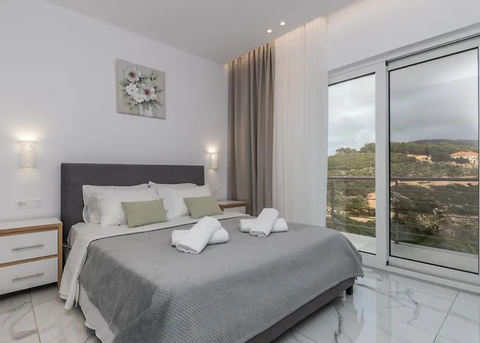 Orizzonte - First Floor With Shared Pool & Amazing View