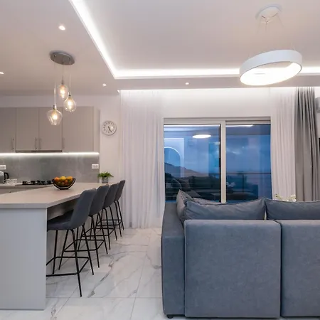 Orizzonte - First Floor With Shared Pool & Amazing View Keri