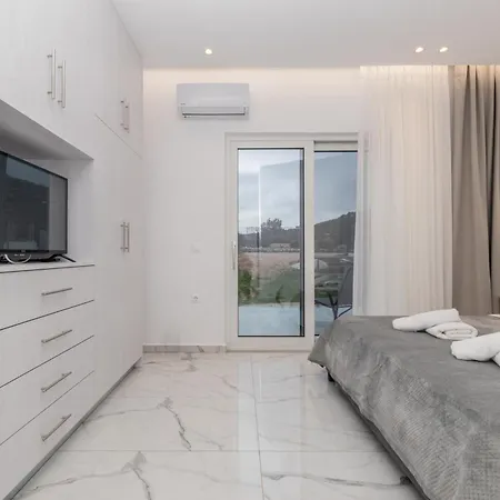 Orizzonte - First Floor With Shared Pool & Amazing View * Kerí