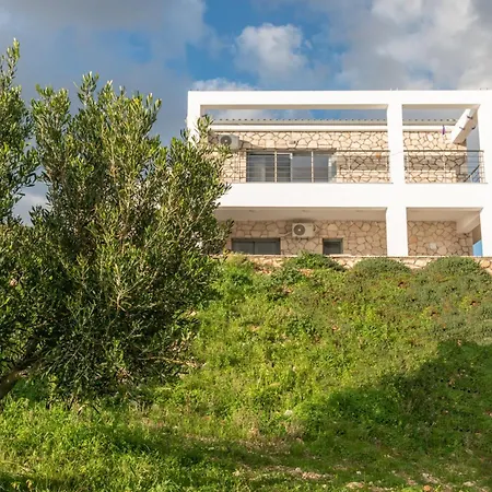 Orizzonte - First Floor With Shared Pool & Amazing View * Keri