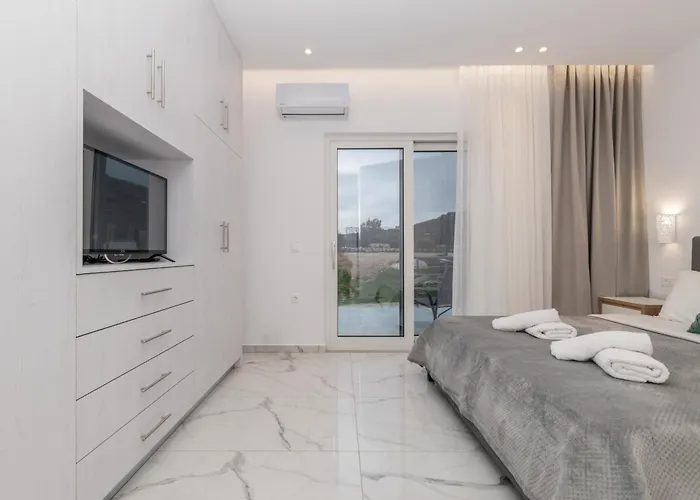 Orizzonte - First Floor With Shared Pool & Amazing View * Keri