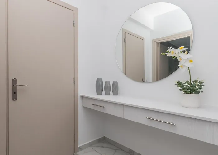 Orizzonte - First Floor With Shared Pool & Amazing View * Keri