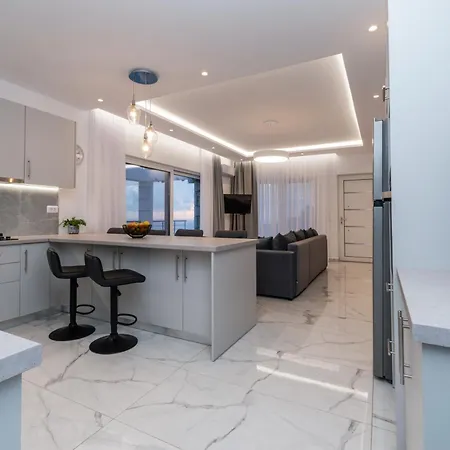 Orizzonte - First Floor With Shared Pool & Amazing View Lägenhet Keri