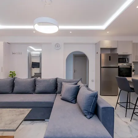 Orizzonte - First Floor With Shared Pool & Amazing View * Keri