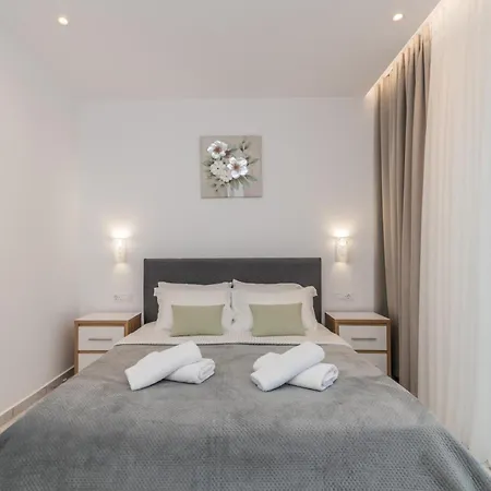 Orizzonte - First Floor With Shared Pool & Amazing View *