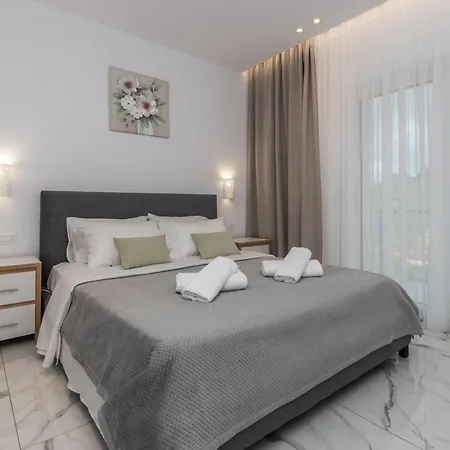 Orizzonte - First Floor With Shared Pool & Amazing View Keri