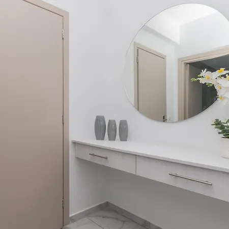 Orizzonte - First Floor With Shared Pool & Amazing View * Keri